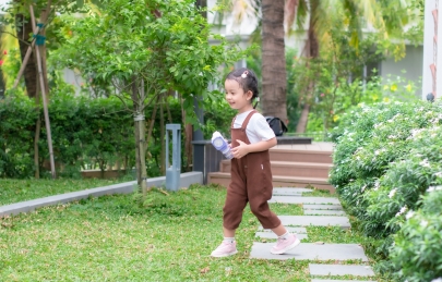 NỤ CƯỜI CỦA BÉ TỎA SÁNG CẢ KHU VƯỜN